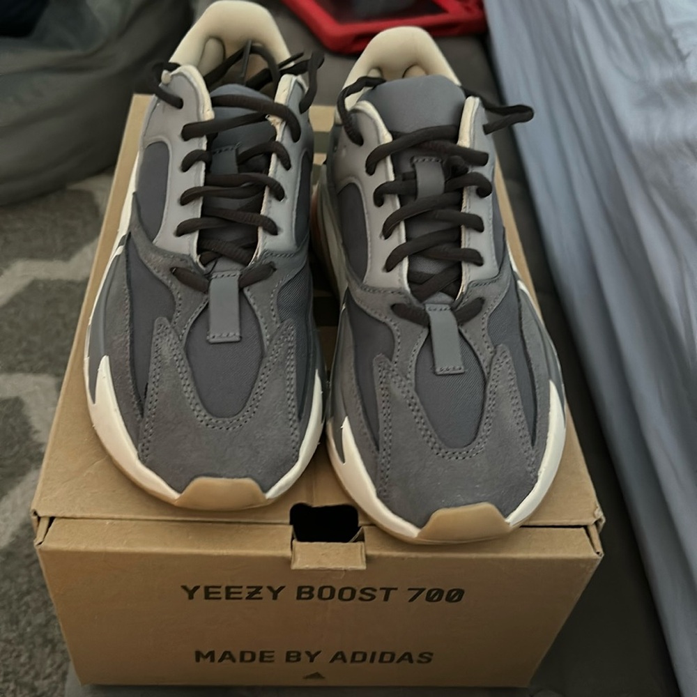 Used Men’s Yeezy Boost 700 sneakers in excellent condition